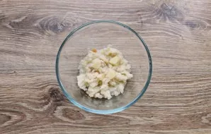 Peel the garlic, chop it and add it to the bowl next to the baguette.