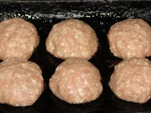 From the resulting mince you need to form cutlets. In order for them to stick better, hands can first be wet in cold water. Put the cutle...