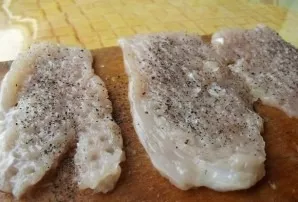 Salt, pepper and, covered with a lid, leave for half an hour.
