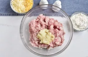 Add grated onion to the minced meat, salt to taste and add pepper. Put a slightly squeezed slice of baguette in the mince.