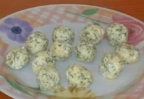 Mix the eggs cooked for the filling with chopped garlic, cheese, butter and a little dill. Form small balls. Leave them for 30 minutes in...