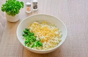 Peel the boiled chicken eggs, grate on a fine grater and add to the cheese. Also add a little finely chopped parsley.
