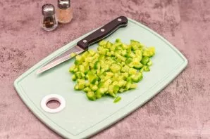 Wash and dry fresh cucumbers, cut into small cubes.