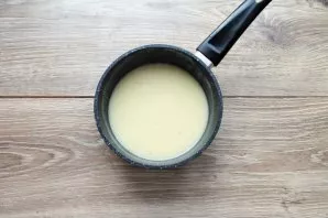 All this time, stirring in small portions, pour the meat broth. Stir and heat until the first bubbles.