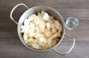 Remove the seeds and cut the pear into pieces of 3-4 cm. Transfer to a pot with a thick bottom. Add water and put on medium heat. As soon...