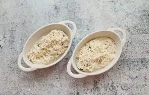 Mix the cream with mustard, grated cheese, garlic, pepper and mix. Pour the salmon with cream sauce.