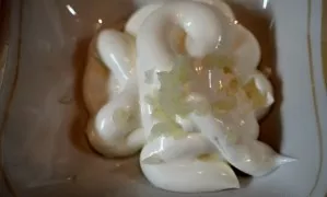In a small bowl, beat homemade mayonnaise with squeezed garlic and lemon juice.