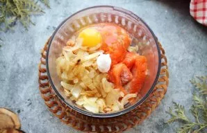 For salmon, remove the skin, remove the bones and cut into pieces. Put the fish in a blender bowl, add the fried onion and beat the egg.