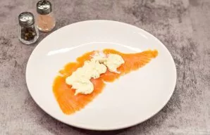 Grease a piece of salmon with cottage cheese.