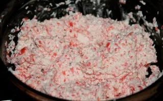We prepare the third filling. Grate the crab sticks and mix them with mayonnaise.