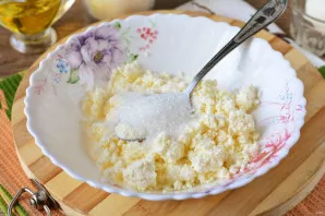 For the filling, mix cottage cheese with sugar.