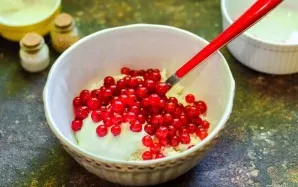 Wash the red currants, cut off the twigs, put the berries in a bowl with cottage cheese.