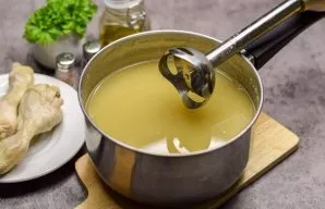 After a while, remove the legs from the broth and crush the lentils with a blender.