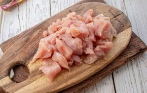 Cut the chicken fillet into small pieces.