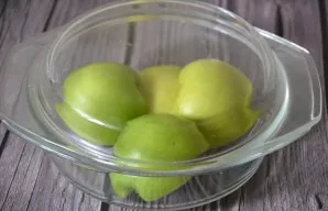 You can bake apples in the oven, or you can in the microwave, it will take 5 minutes, bake under the lid.