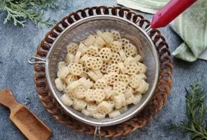 Boil the pasta until tender, put in a sieve and let the water drain completely.