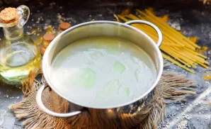 Cook the broth from any parts of the chicken, adjust the taste of the broth with salt and pepper.