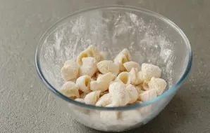 Add cornstarch and flour to the pasta. Stir.