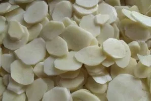 Place half of the potato slices on a baking sheet with high sides greased with vegetable oil. Add a little salt.