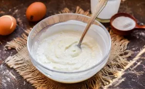 Pour kefir into a bowl and mix well. Leave the mass alone for 30 minutes.