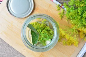 If desired, add dill, cherry leaves.