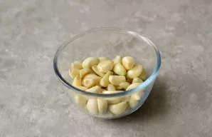 Peel the garlic husk, rinse and dry