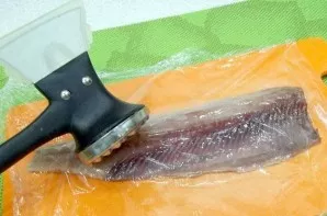 Cover with cling film and beat a little with a hammer.