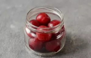 Put the plums in a pre-sterilized jar.