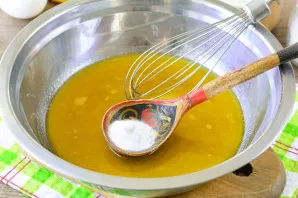 Melt the butter with honey, stir and add soda. Stir and store in a water bath.