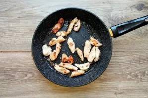 Chicken fillet, cut into strips and put in a pan with onions. While stirring everything, fry for 15 minutes.