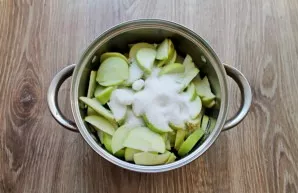 Pour apples and berries with sugar, stir and let stand for 2-3 hours to release the juice.
