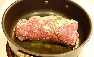 Roll the meat into a roll, tie it with a string and put it in a mold.