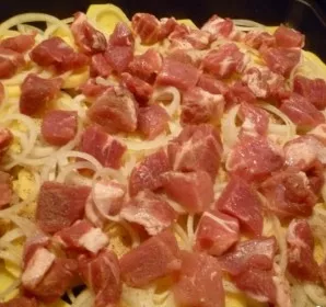 Cut the meat into cubes about 2-2 cm in size, it can be slightly larger. Add the meat and top with the vegetables, salt and pepper again.