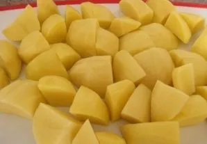 Peel and wash the potatoes and cut into pieces.