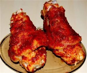 Boil the drumsticks in water for 50 minutes, then cool and coat with hot sauce. We bake in the oven for an hour.