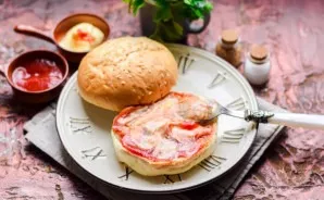 Lubricate the bun with mayonnaise and ketchup.