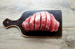 Cut the pork into pieces 1.5-2 centimeters thick, without cutting it to the end.