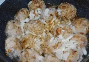 Add finely chopped onion. Add a little soy sauce.