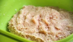 Knead the minced meat, add salt.