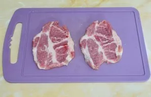 Cut the meat into small portions and beat a little.