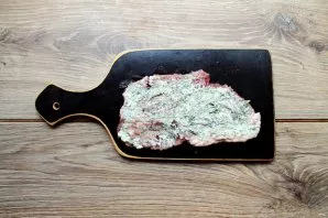 Mix soft butter, finely chopped dill, salt and half chopped garlic. Brush one side of the meat.