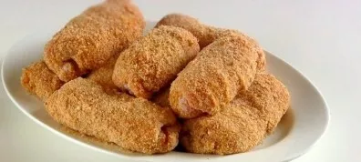 Roll the rolls first in flour, then in an egg, and finally in breadcrumbs. Put the rolls in the freezer for 15 minutes.