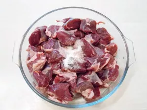 Add salt to the beef and stir, leave for 10 minutes.