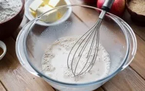 Pour everything with warm milk and mix well with a whisk until the yeast dissolves.