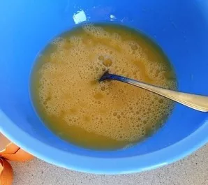 In a large bowl, where we will knead all the dough, mix slightly beaten eggs with vegetable oil, salt and sugar (75 g).