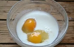 Beat eggs with kefir until smooth.