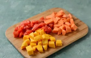 Cut the sweet potato, pumpkin and tomatoes into medium-sized cubes.