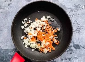 Peel the onion and chop finely. Peel the carrots and cut into cubes. In a well-heated pan with vegetable oil, fry the vegetables for 5-6 ...