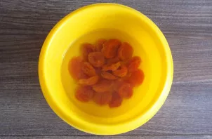 Rinse dried apricots under running water. Transfer to a bowl, pour boiling water and leave for a while until the pumpkin is cooked.