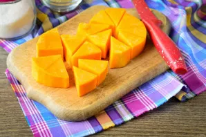 Cut the pumpkin into medium pieces.